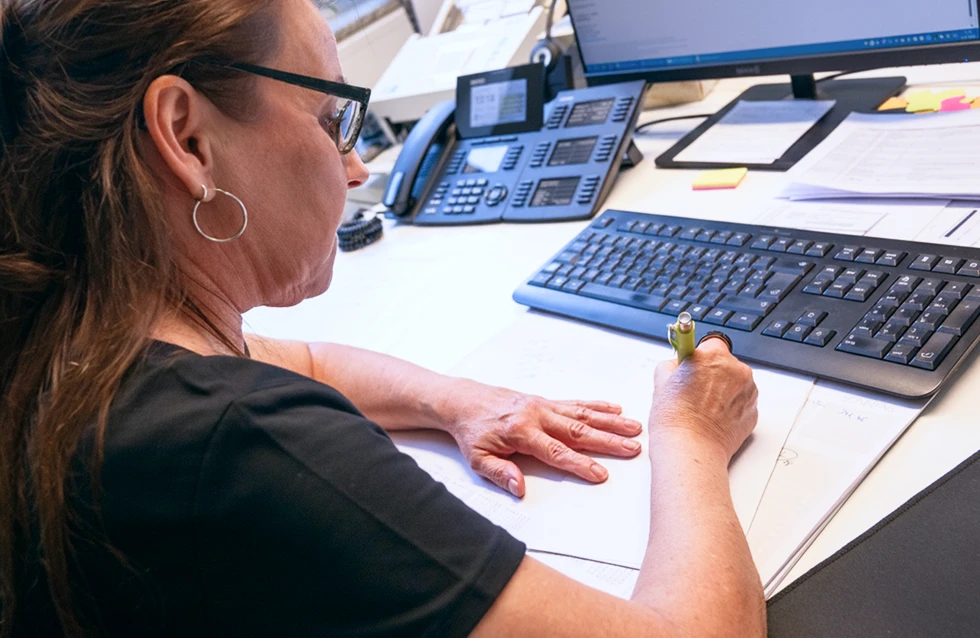 Mitarbeiterin am Computerarbeitsplatz im Büro
