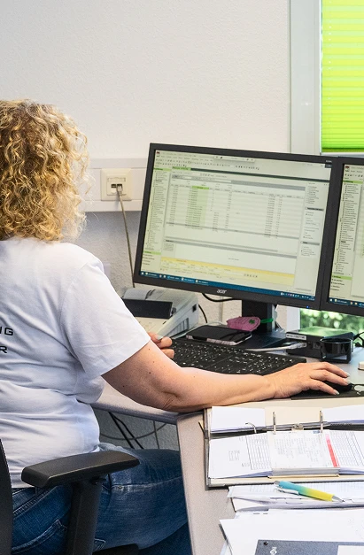 Mitarbeiterin arbeitet am Computer