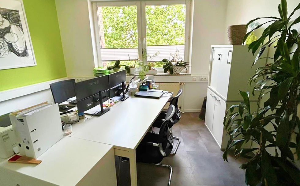 Büro mit Arbeitsplätzen und Fenstern